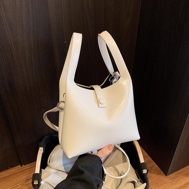 

Korean version of niche fashion bucket bag women s 2025 new versatile handbag casual shoulder bag messenger bag 20*10.5*17