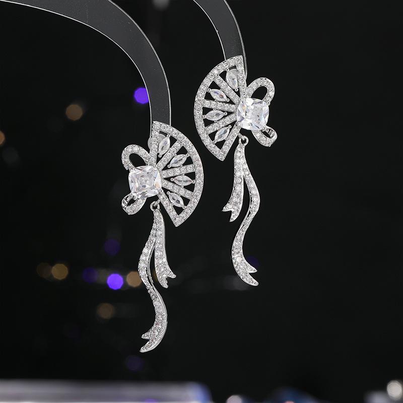 

Новые полые веерообразные серьги для тяжелой промышленности, модные, индивидуальные, преувеличенные серьги, показывающие лицо, тонкий темперамент, элегантные, универсальные серьги для женщин