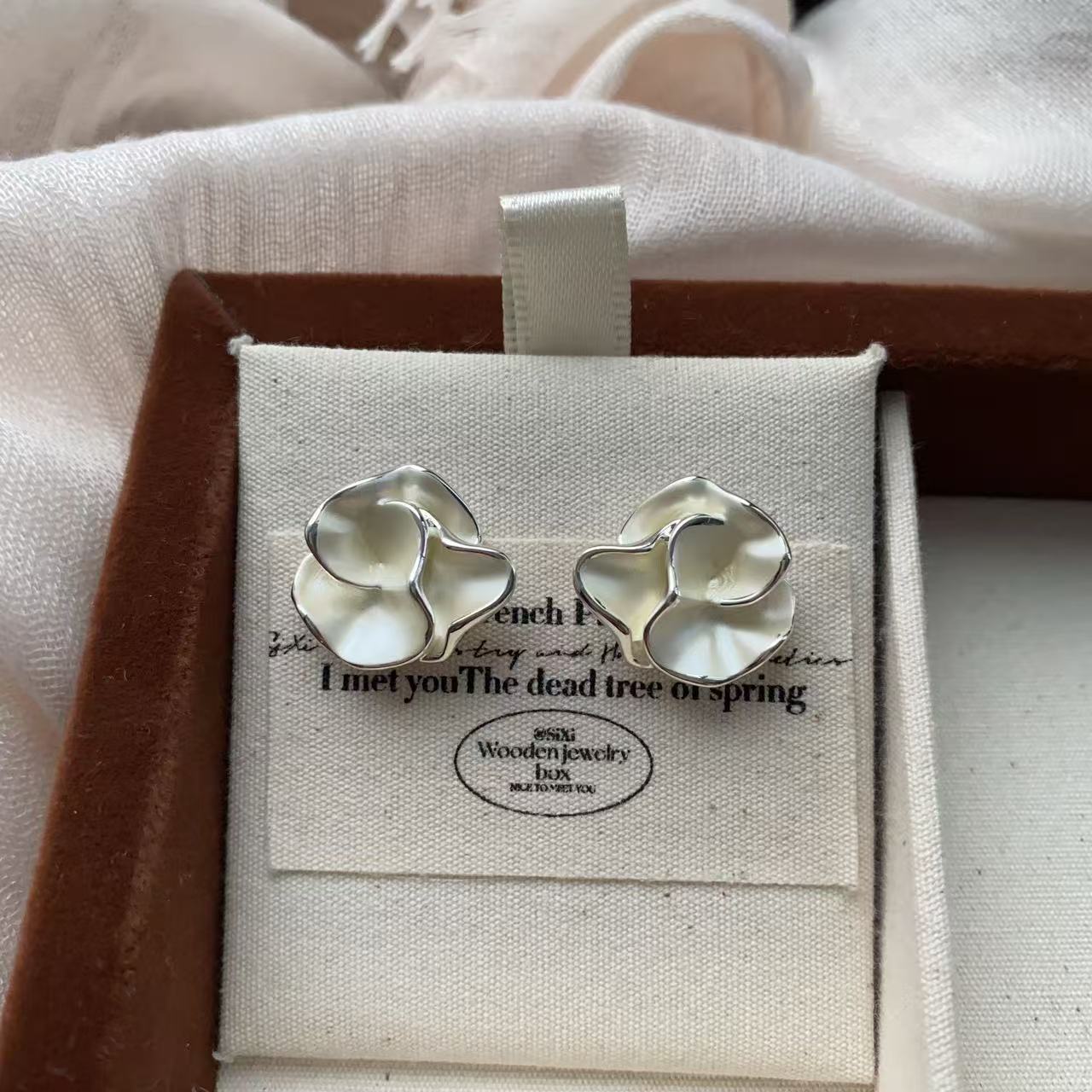 

Light luxury fashion temperament camellia stud earrings high-end simple atmosphere earrings foreign style personality exquisite super popular earrings