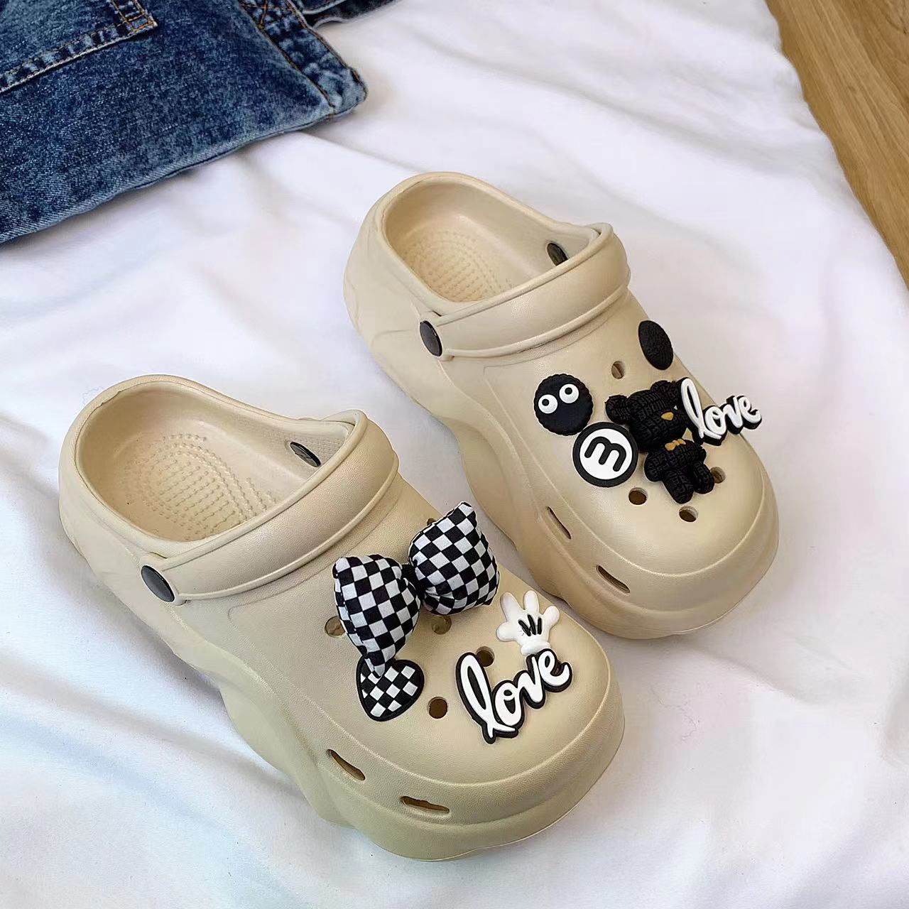

Fashion new hole shoes women s summer wear clouds and EVA black bear knot bottom platform student slippers 39-40