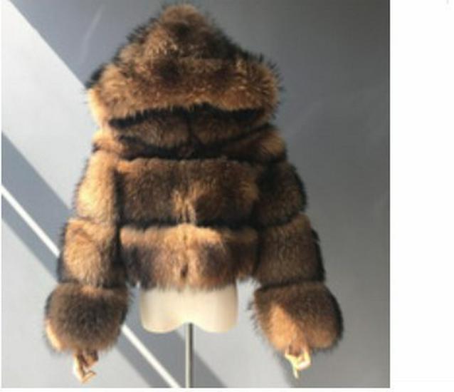 Palton de damă cu îmbinări din blană artificială de raton