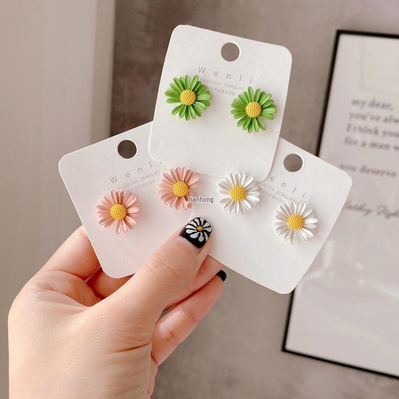 Daisy Sunflower Stud Earrings - Summer Chrysanthemum White Flowers, Perfect Vacation Style