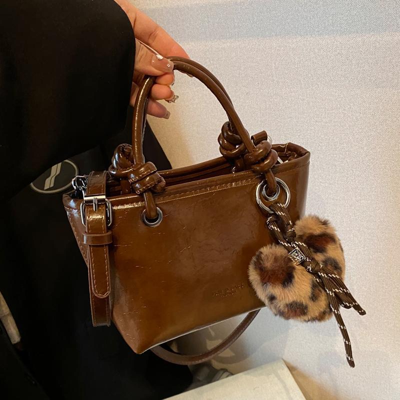 

2024 Autumn/Winter Women s Large Capacity Retro Fashion Shoulder Bag - Simple, Chic Small Square Bag for Work and Casual Outings Without Pendant кавовий