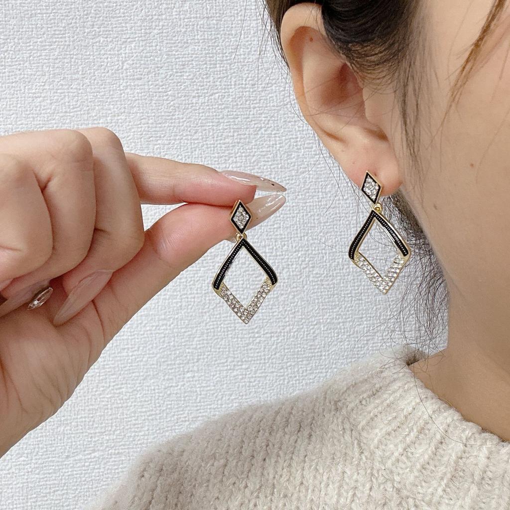Simple Versatile Diamond Geometric Earrings Commuter Earrings French Retro Earrings