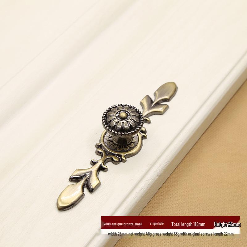 European Style Antique Bronze Pull Handle for Kitchen Cabinets, Wardrobes, and Drawers - Classic Retro Zinc Alloy Design.
