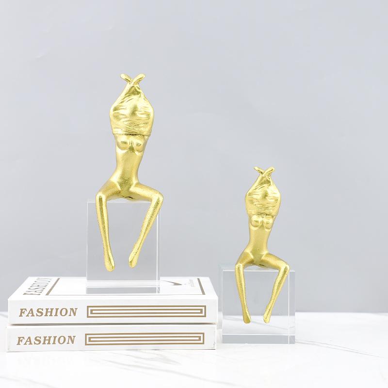 Abstrakte Metallfigur Skulptur Künstlerische Nackte Weibliche Figuren Glasbasis Entkleidende Dame Metall Heimdekoration Zubehör