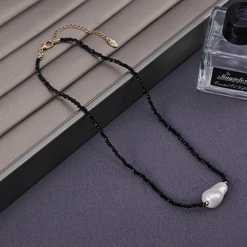 Baroque-Style Black Pearl Necklace: Elegant White Fashion Accessory