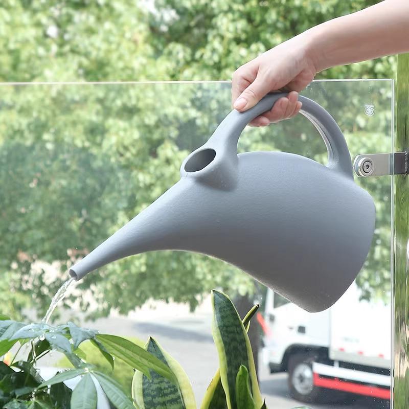 Gießkanne aus Kunststoff mit großem Fassungsvermögen und langem Ausguss für Haushalt und Blumenpflege