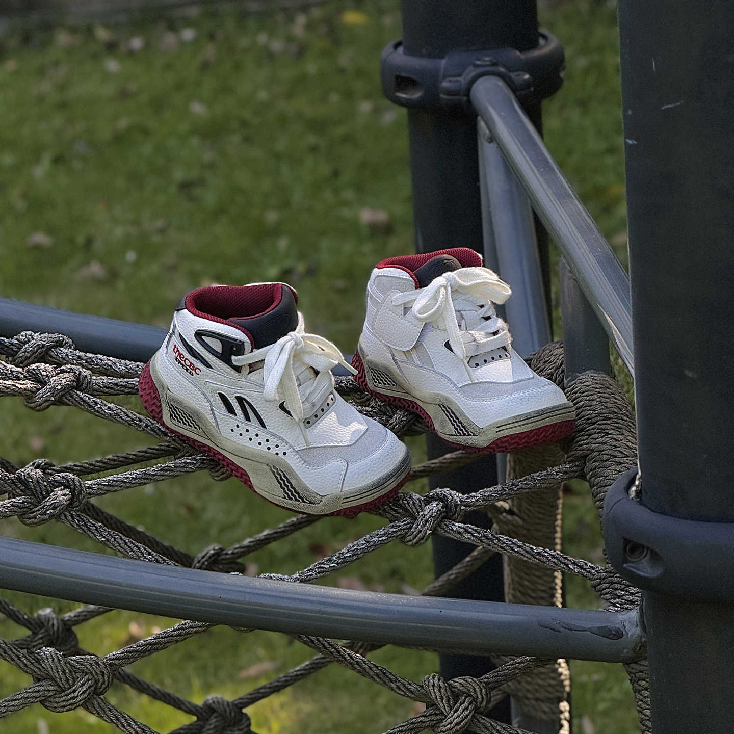 

XSHX Американские баскетбольные кроссовки Профессиональный стиль Лиги Детские высокие кроссовки Функциональная резиновая подошва Дизайн на липучках Осень и зима 30 красный