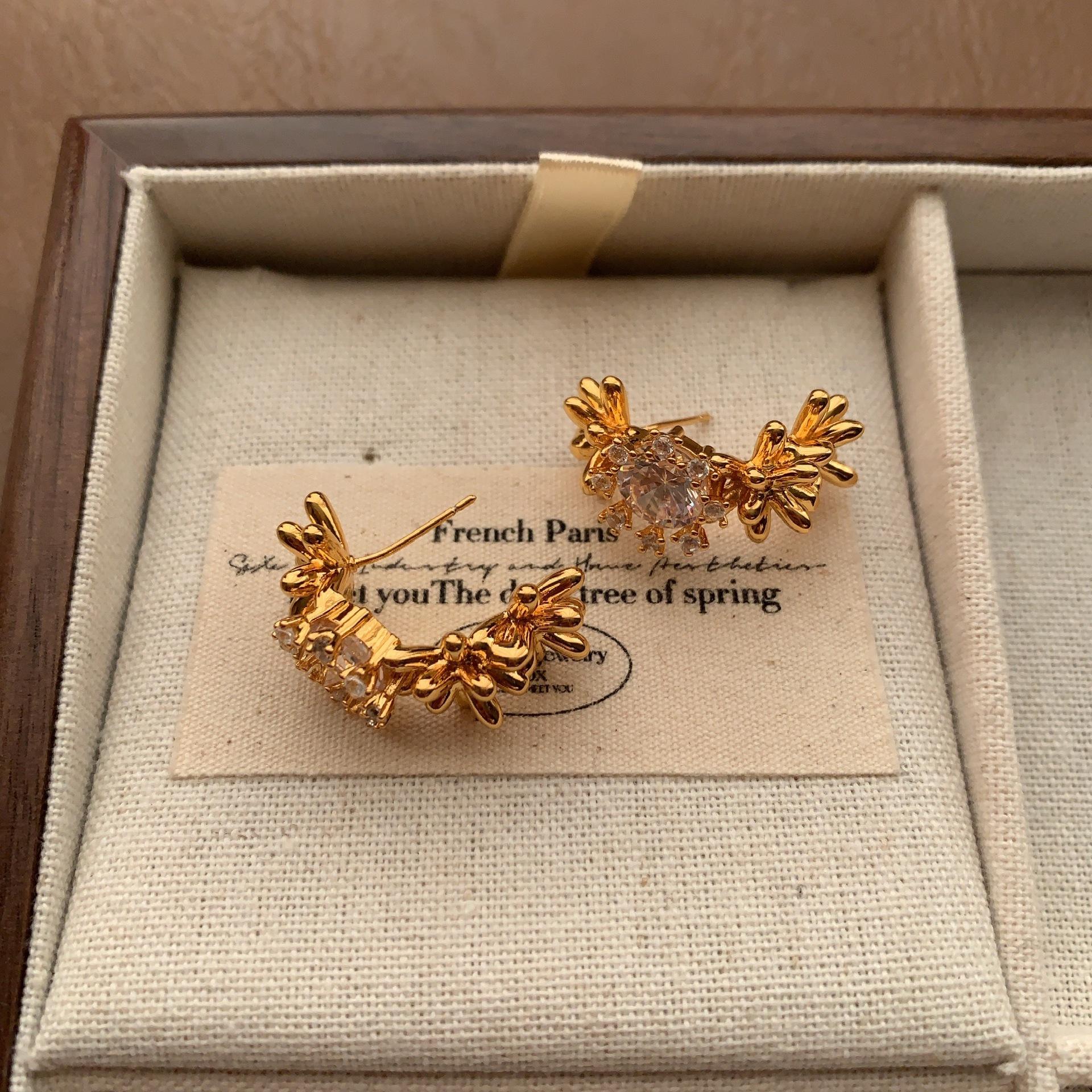 

European and American shining zircon stud earrings dinner dress exquisite light luxury earrings elegant temperament high-end earrings