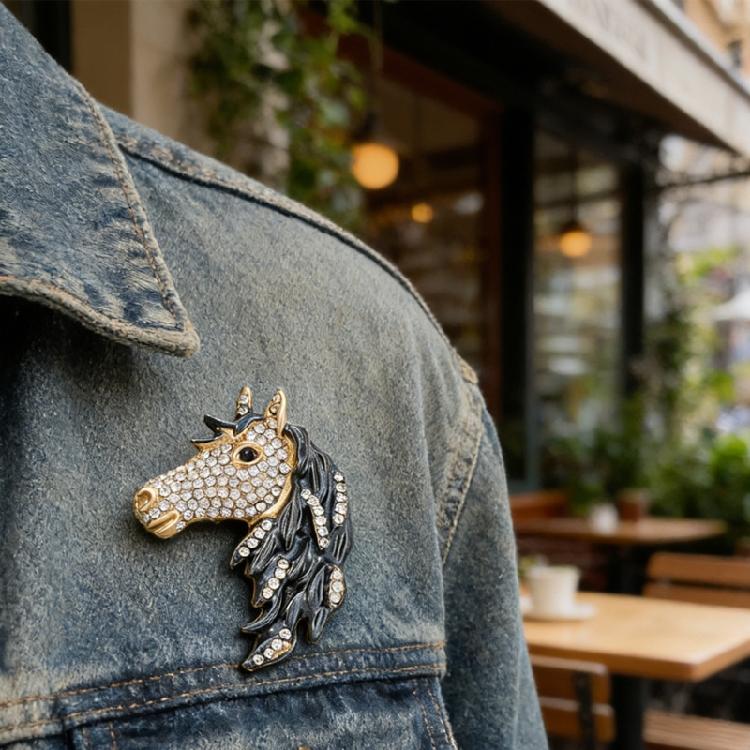 Fashionable Crystal Horse Pin For Stylish Outfits Animal Shaped Lapel Accessory with Crystals Clothing Accessories