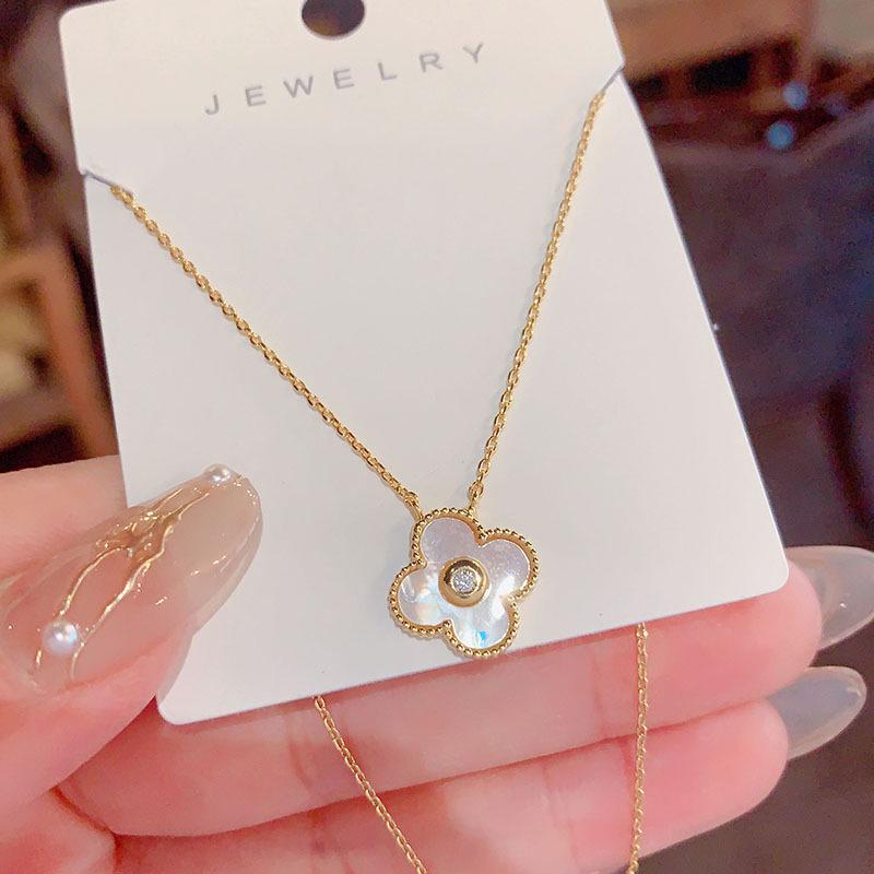 

Элегантное ожерелье с четырехлистным клевером: Роскошный дизайн для шикарного образа