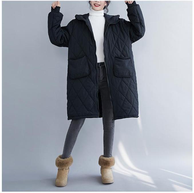 

Женская зимняя утепленная хлопковая куртка на молнии свободного кроя с капюшоном и большими карманами, модной трендовой корейской модели средней длины S чёрный