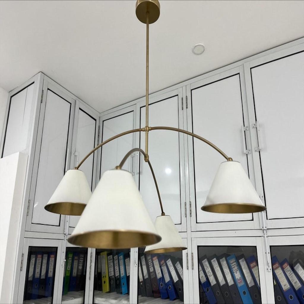 Candelabru Stilnova Sputnik cu 4 abajururi, din alamă brută de la mijlocul secolului, cu candelabre alb-gălbui