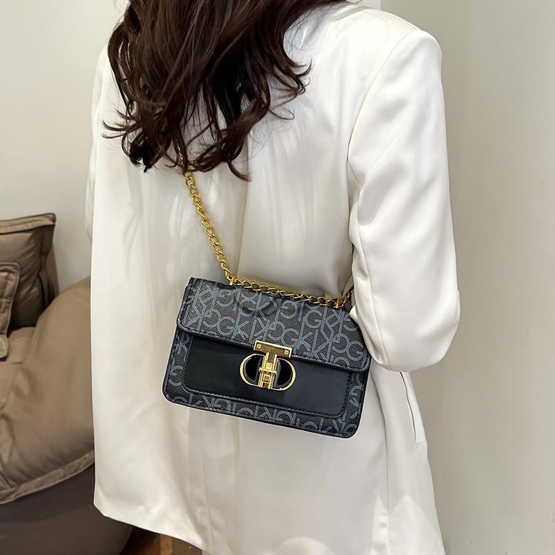 Minimalist Chic Crossbody Bag With Vintage Style And Trendy Street Fashion Elements