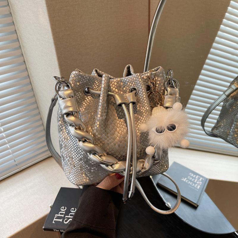 

Folded hand carrying bucket bag women s 2025 new spring fashion casual shoulder bag high-end versatile women s bag срібний