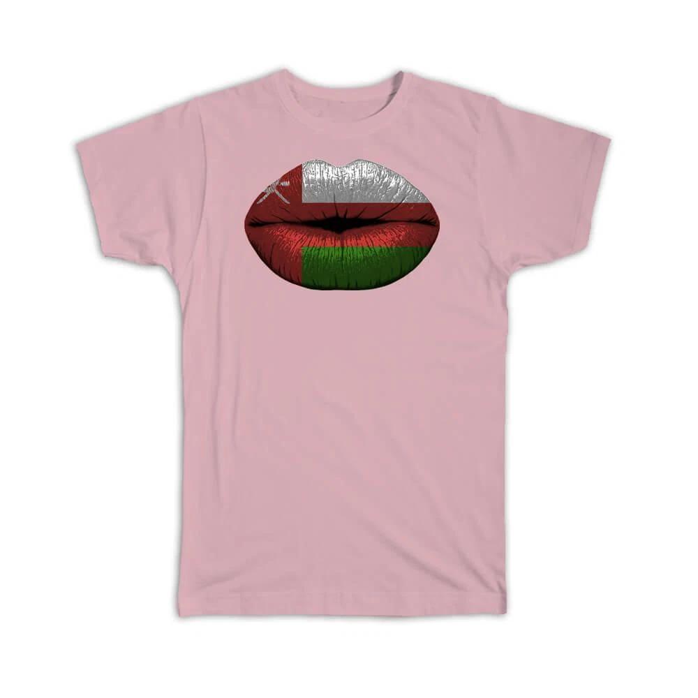 

Gift T-Shirt : Lips Omani Flag Oman Expat Country For Her Woman Women Feminine L