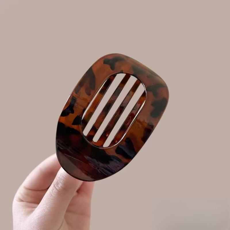 The Arc-shaped Abalone Hair Clamp Is A Flat Plate At The Back of The Head and Does Not Hurt The Head In A Straight Line