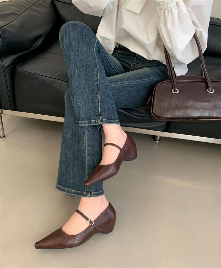Temperament retro inner height increase Spring and Autumn French pointed head with metal buckle shallow mouth single shoes women's new 2025