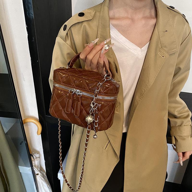 This Year, the Popular Foreign-style Small Bag Women's Autumn 2025 New Fashionable and Beautiful Casual Messenger Bag Portable Bucket Bag