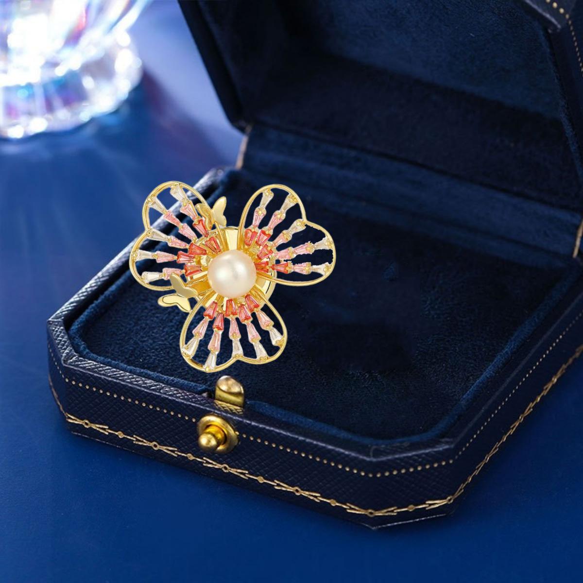 

Пресноводный жемчуг Клевер Магнитная пряжка Брошь Женский высококачественный циркониевый корсаж Универсальный костюмный аксессуар для пальто Electroplated real gold золотой