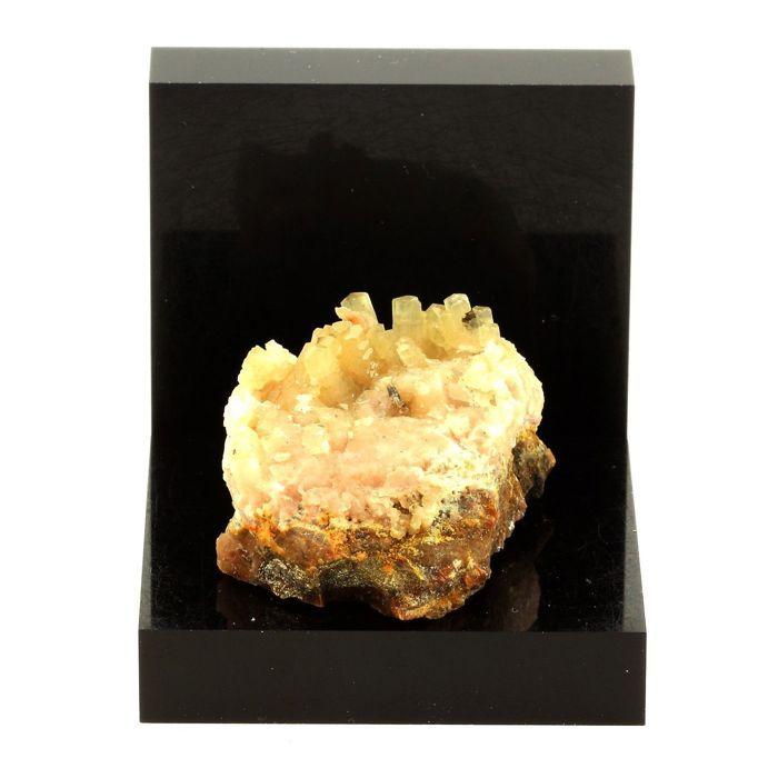 Pierres et Minéraux. Calcite. 135.0 ct. Luzy, Nièvre, France.