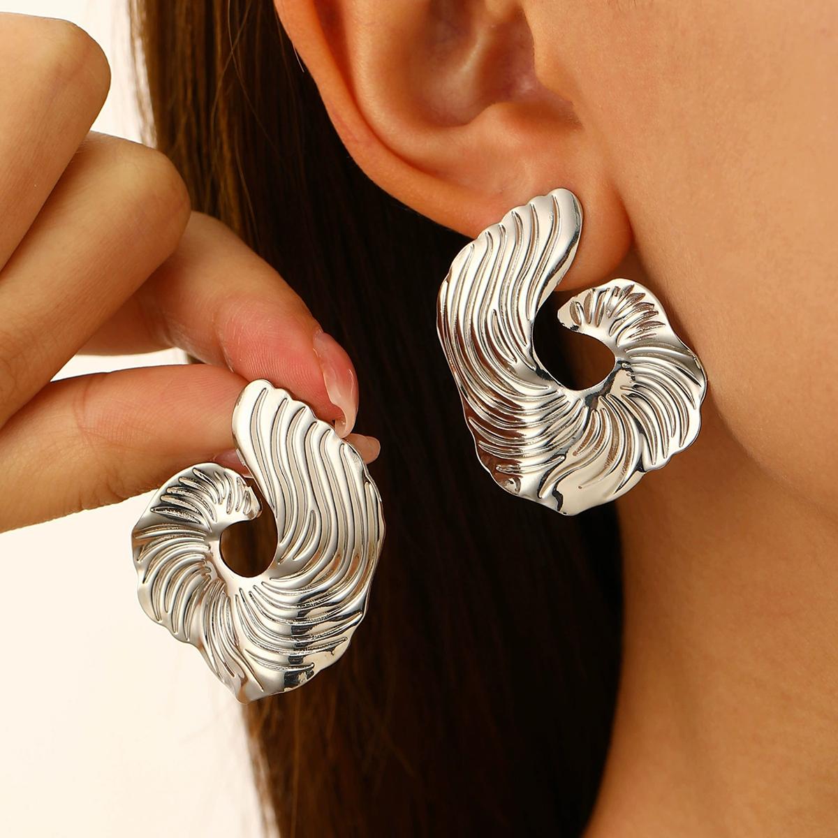 

Irregular Punk Vintage Metal Stud Earrings for Women Fashion Statement Classic Geometric Pleated Earring Punk Jewelry Party Gift