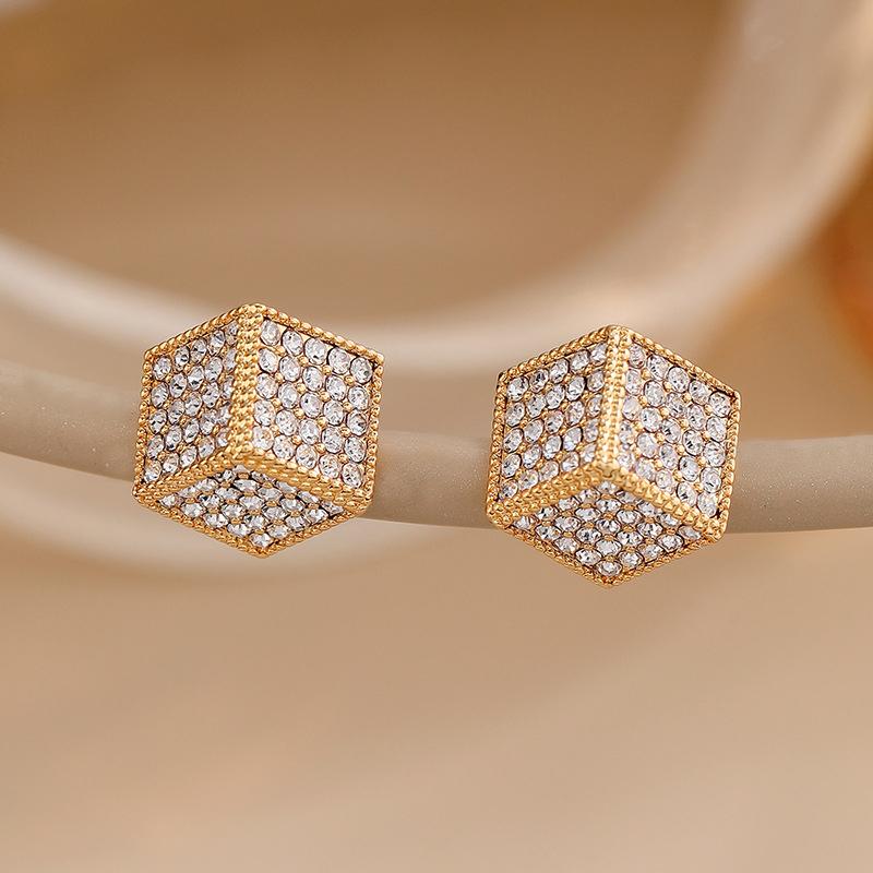 

Нові мінімалістичні та вишукані геометричні квадратні сережки з перлинним кубом для жінок