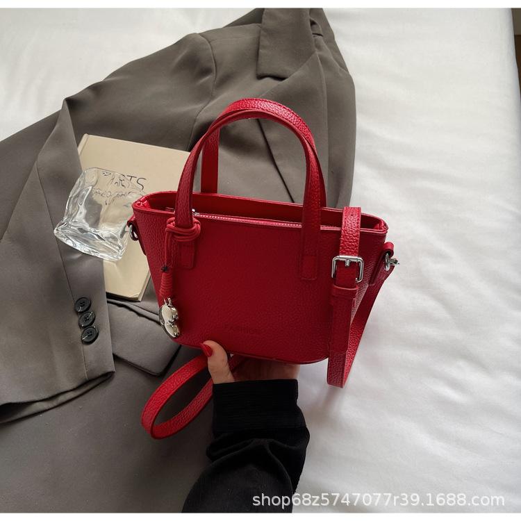 

Повседневная простая сумка-тоут женская 2025 новая модная универсальная трендовая нишевая дизайнерская супер-огненная на плечо сумка-мессенджер бордовый