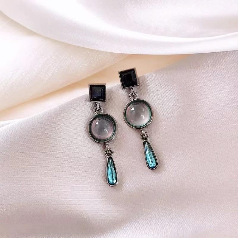 Simple high-end design niche temperament stud earrings women's light luxury fashion personalized earrings exquisite versatile sweet cool earrings