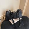 Retro underarm bag niche design advanced texture shoulder baguette bag autumn new versatile