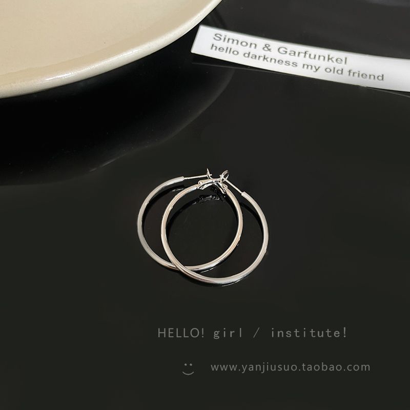 

INS Silver Hoop Earrings Female 2025 New Arrival Hot-Sale Earrings Niche Style Unique Fancy Ear Ring Simple Bracelet Earrings Silver thin ear ring -3cm