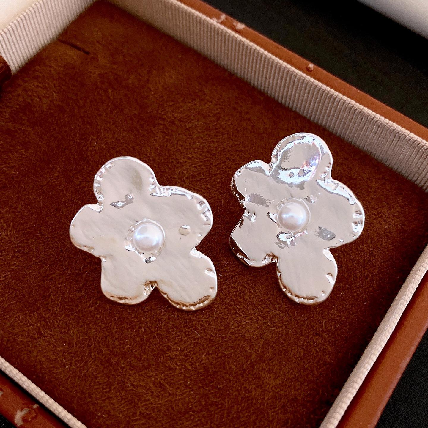 

European and American simple pleated flower pearl earrings stud earrings personalized exquisite earrings women