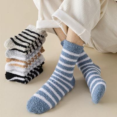 4 Paar Winter Korallenfleece Schlafbodensocken für warme Füße und Zuhause Herren, Verdickt, Warm und Kältebeständig Wadenhoch Gestreift
