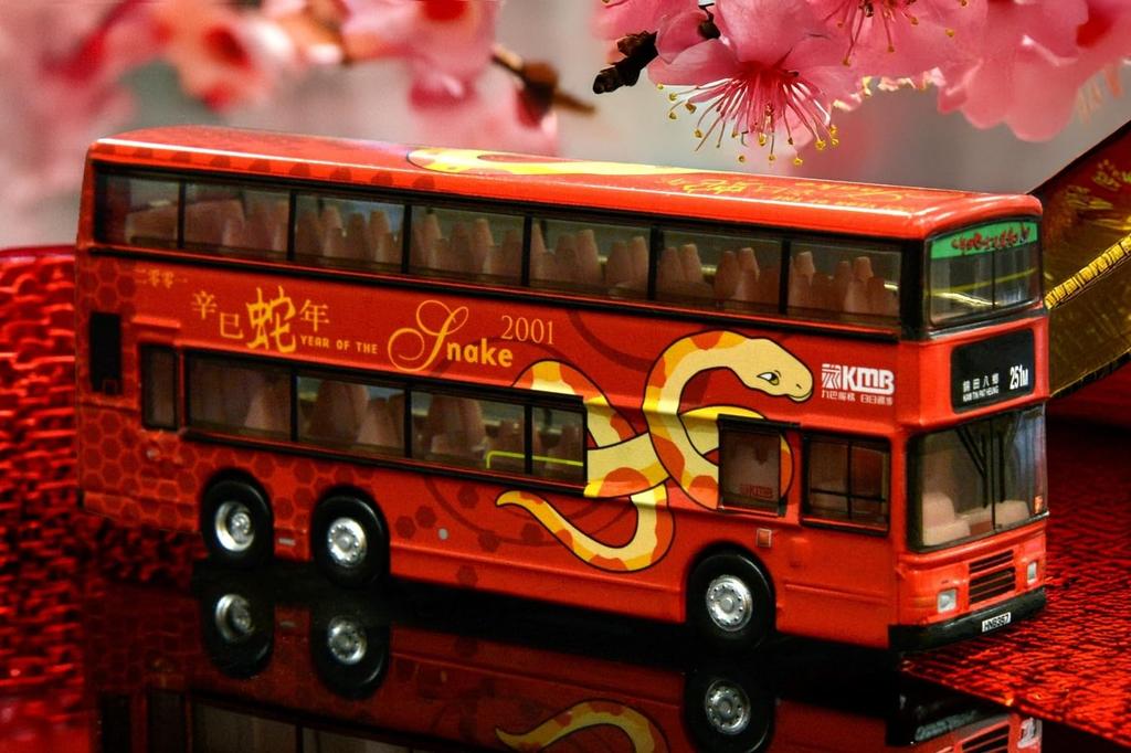 Tiny City Maßstab KMB Bus Volvo Olympian 11m Baujahr 2001 Jahr des Hasen Diecast Modellauto 1/110 Doppeldecker