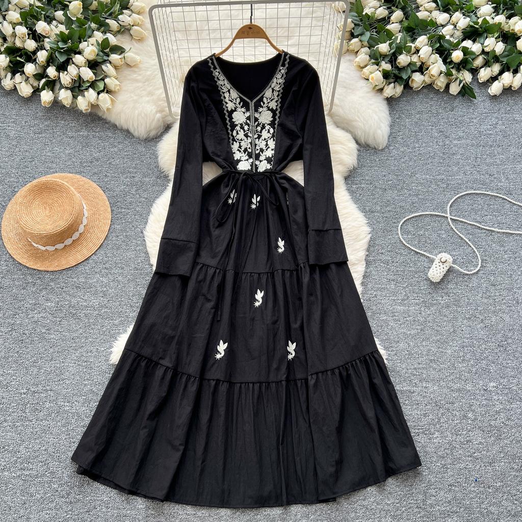 Vintage Western Style Embroidered V-neck Strap Up Waist Long Sleeve Dress for Women French Elegant Grand Swing Long Dress