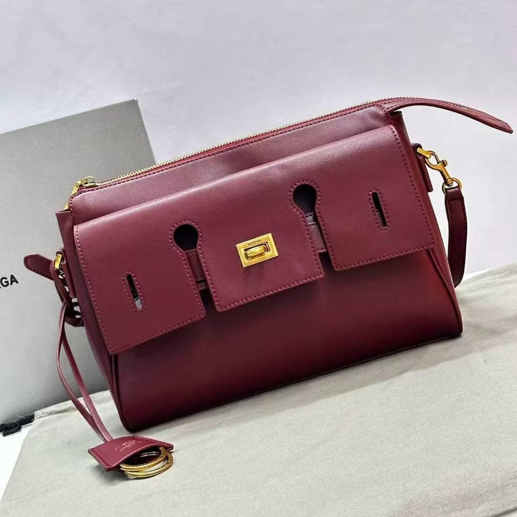 The Genuine Leather Messenger Bag Is Exquisite, Neat and Fashionable. The Clutch Bag Is Simple and Elegant. It Is a Single-shoulder Crossbody Bag
