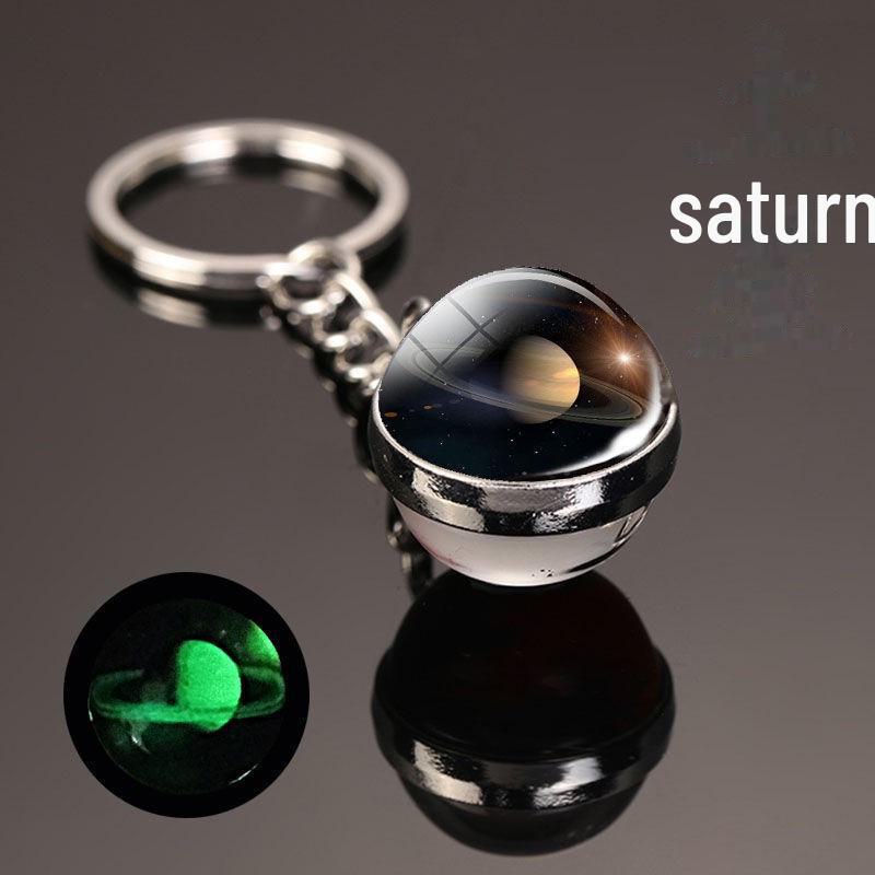 Oboustranná křišťálová galaktická klíčenka s designem planet a měsíce