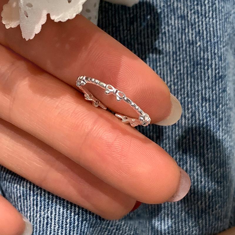 Bague simple et élégante en forme de nœud pour femme, design de niche, légère, luxueuse, élégante, tendance et polyvalente