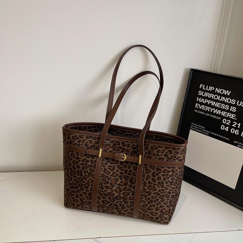 Retro and Fashionable Hand-held Underarm Bag, Commuting Single-shoulder Bag, Large Capacity, Simple and Trendy Tote Bag