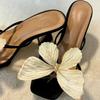 Leder Französisches Nischen-Temperament Schmetterling Ein-Riemen-Slipper Damen Neue Frühling und Sommer Dicke Sohle Hoher Absatz Sandalen