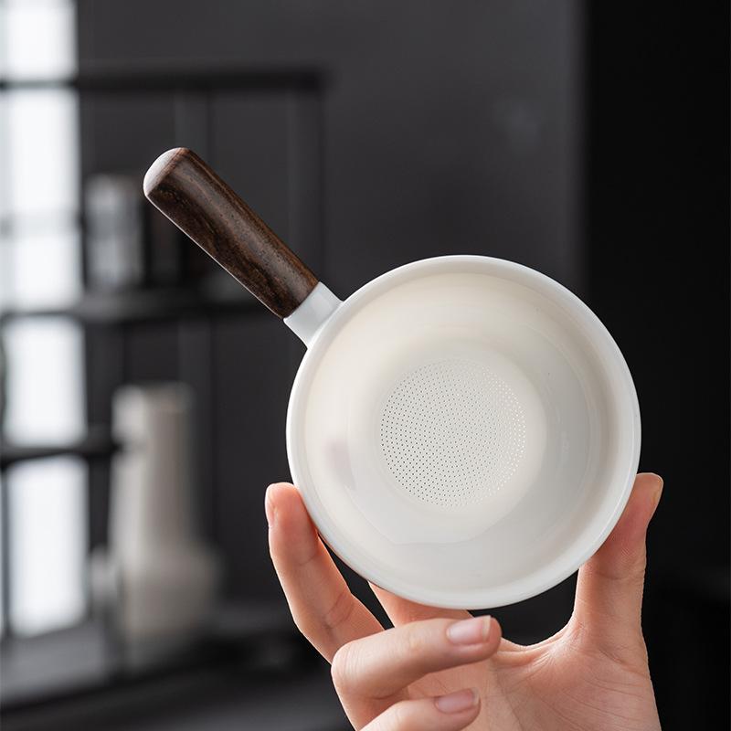 

Высококачественный 100-отверстный чайный фильтр из нефритового фарфора сует с деревянной боковой ручкой, легкая роскошь, интегрированный чайный фильтр, бытовой китайский керамический чайный сервиз