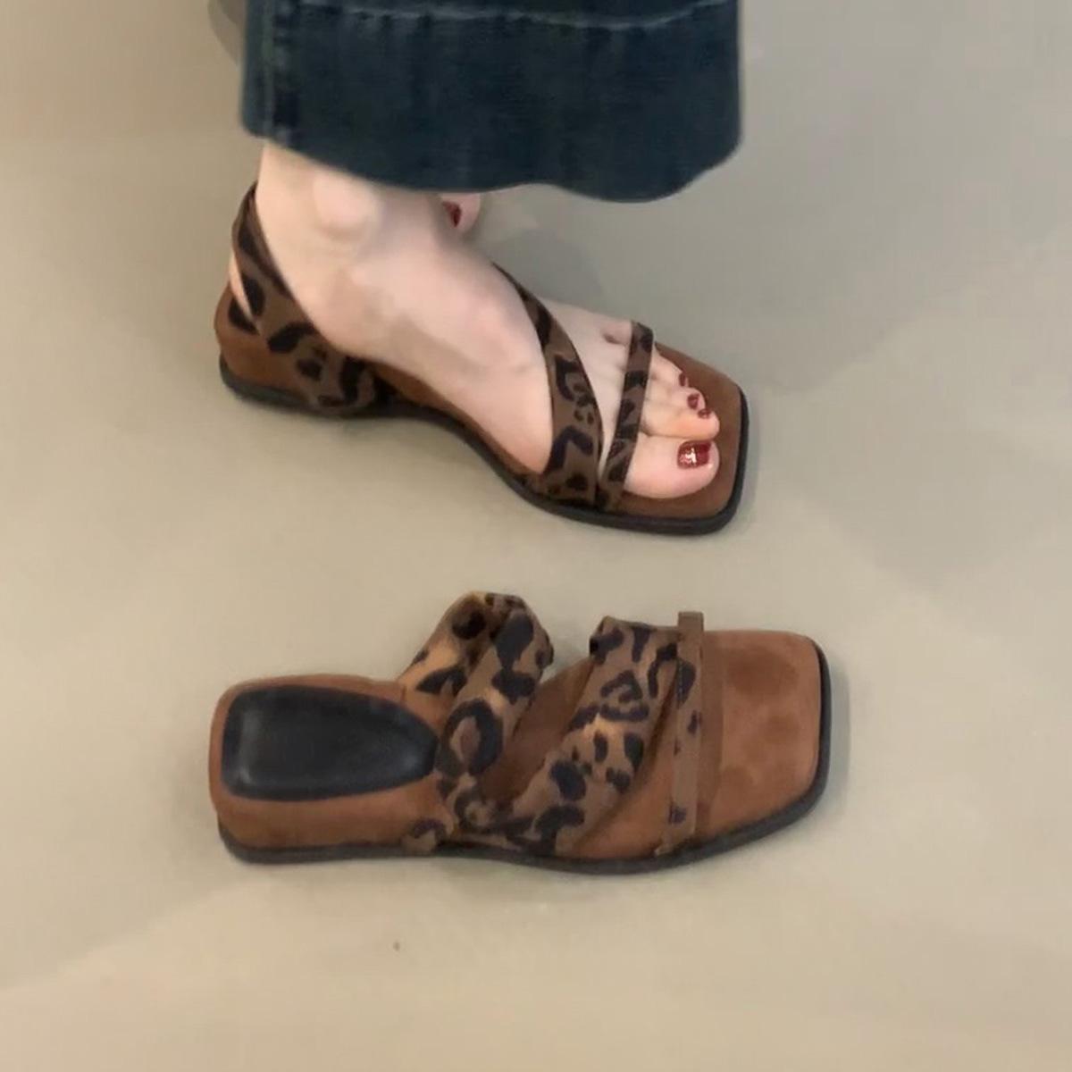 

Толстоподошвенные туфли на танкетке с квадратным носком и шлепанцами, женская верхняя одежда с юбками, ретро-темпераментные шлепанцы для двух способов носки 35 цветной печати леопарда