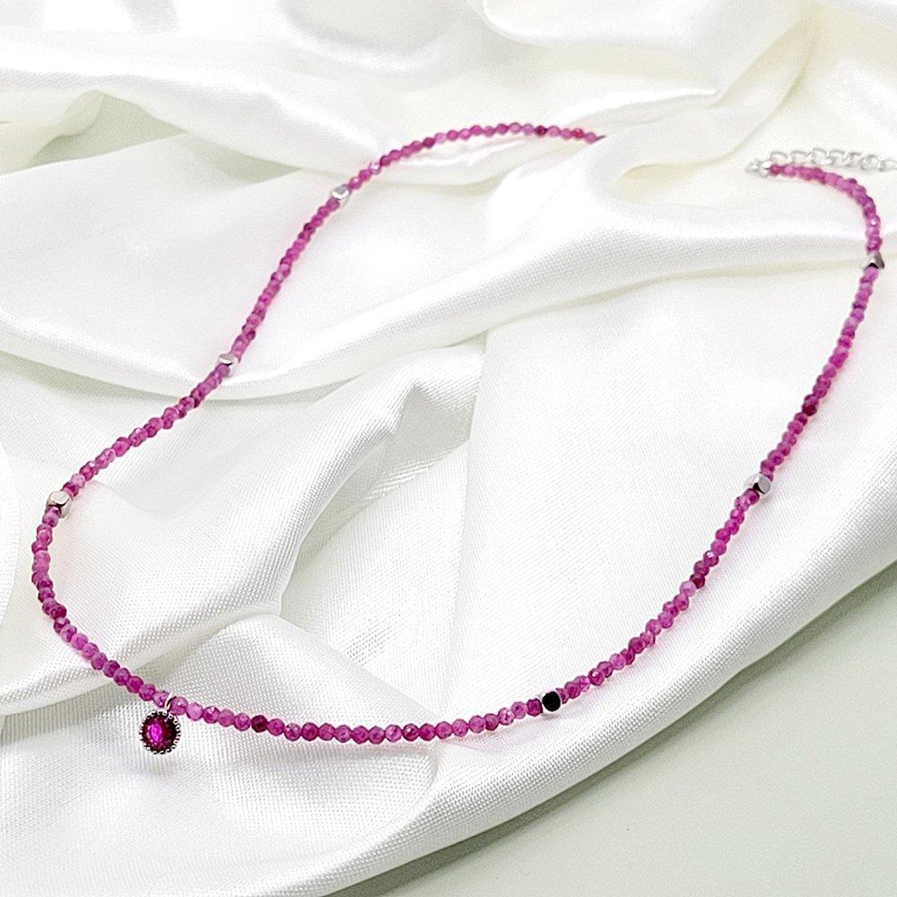 Schlanke rohe Rubin-Halskette