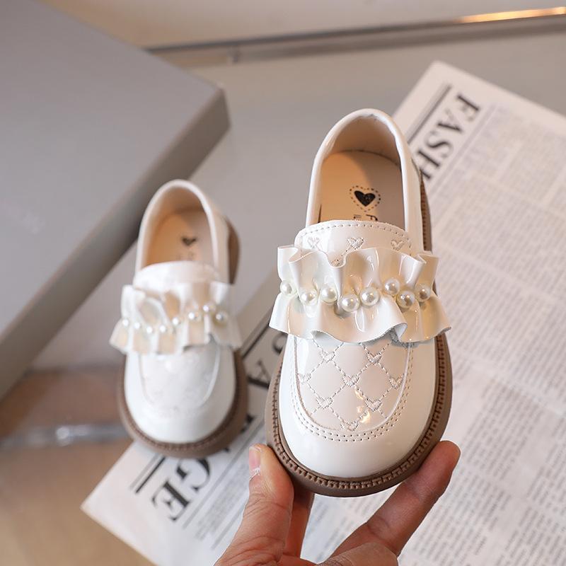 Kids Patent Leather Ruffle Pearl Decor Loafer Shoes 26 белый
