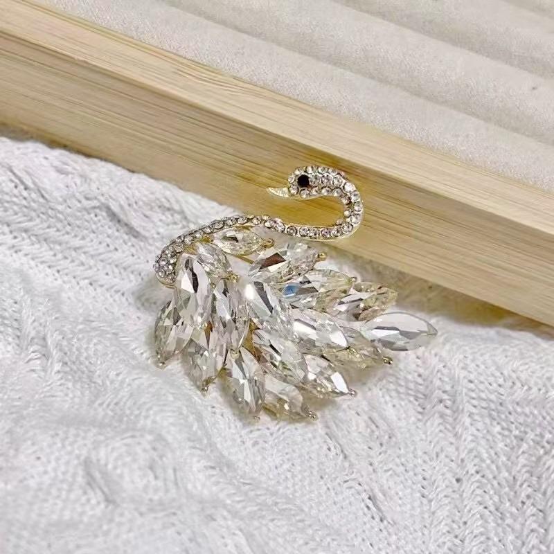 Swan Brooch: Elegant High-Quality Lapel Pin for Women
