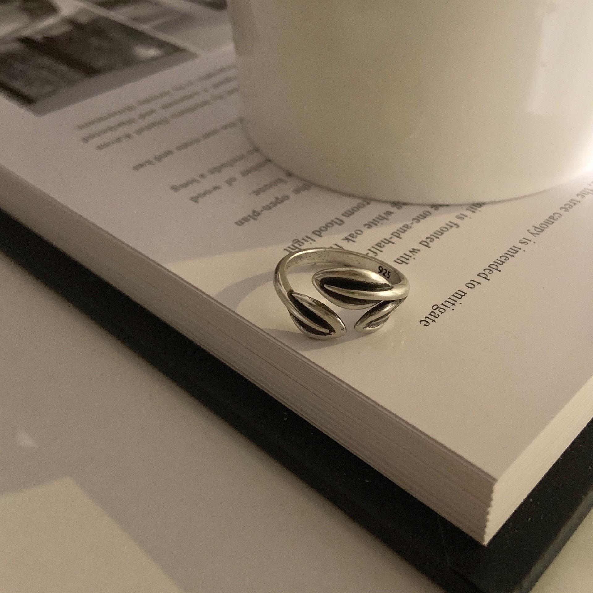 

Потрясающее кольцо с вырезанным листом и жемчугом для женщин, изготовленное из стерлингового серебра 925 пробы премиум-качества для элегантности