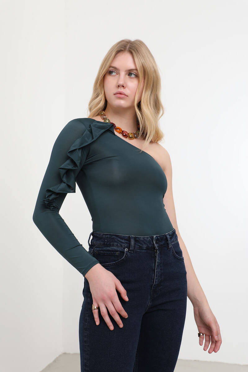 

Боди с оборками и одним рукавом, цвет бензиновый зеленый M перидот