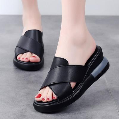 Atemberaubende Keilsandalen mit Plateausohle für Damen-Sommerbekleidung 2 hintere leere Ein-Wort-Schnalle coole Slipper große Größe hochhackige Sandalen