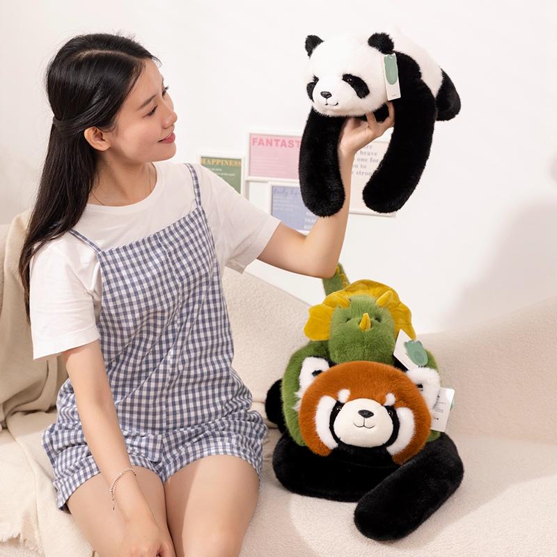 Nadýchané kreslené zvířátko ležící plyšová hračka vycpaný koala dinosaurus lenochod mýval panda hnědý medvěd společník kamarád na spaní dárek